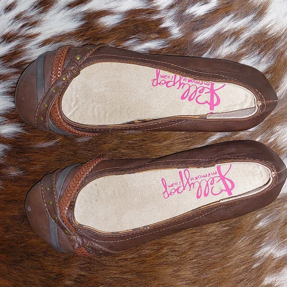 Size 6.5 Jellypop memory foam brown flats. Barely worn.